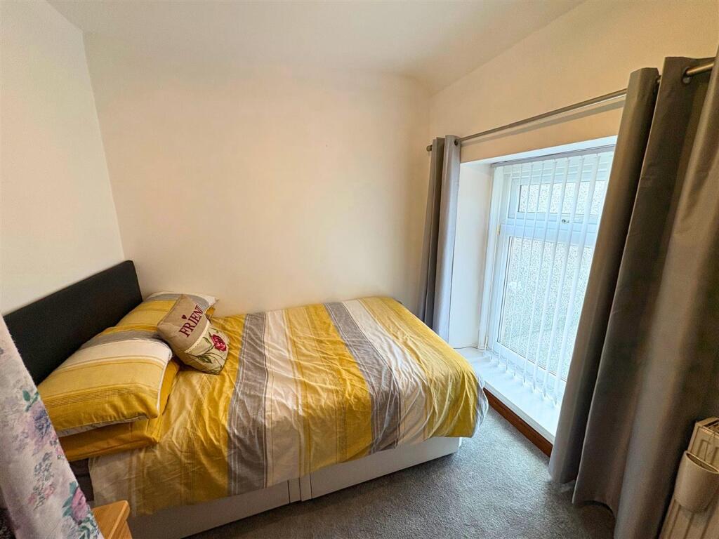 Bedroom 2b (edit).jpg