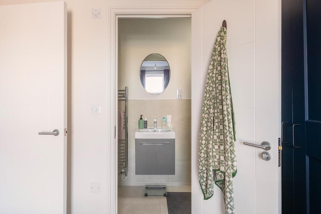 F1W3H4VP - Ensuite B.jpg