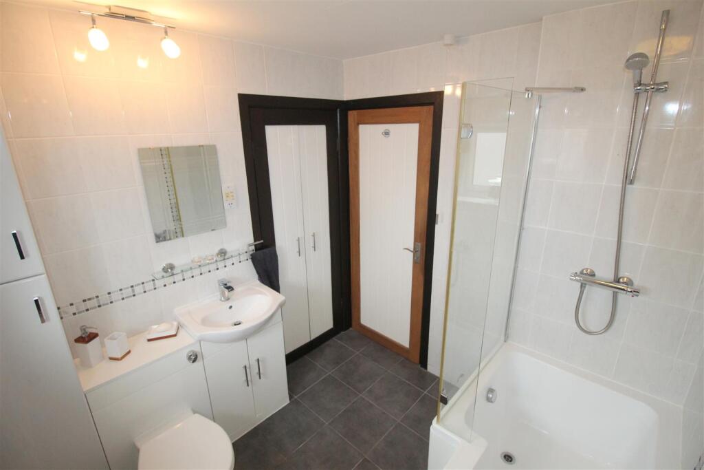 Fieldway, 4 Bathroom.JPG