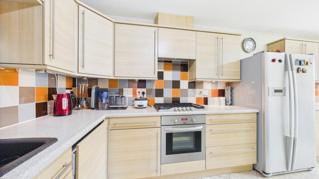 ewemove-thomasroad-kitchen2
