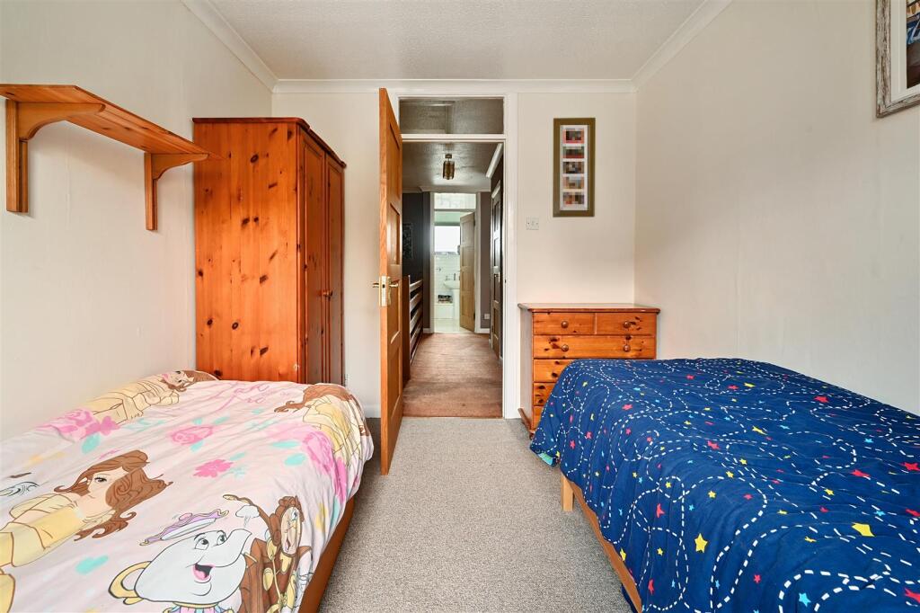 2 New Barn Close, Portslade, BN41 (5).jpg