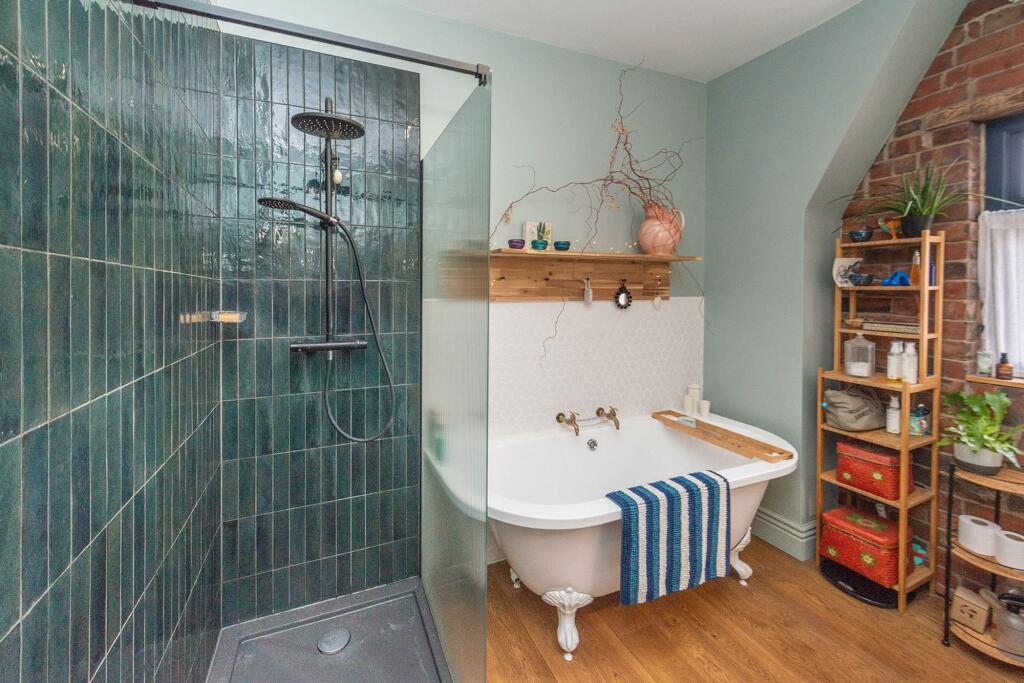 BEDROOMS AND BATHROOMS/UTILITY ROOM