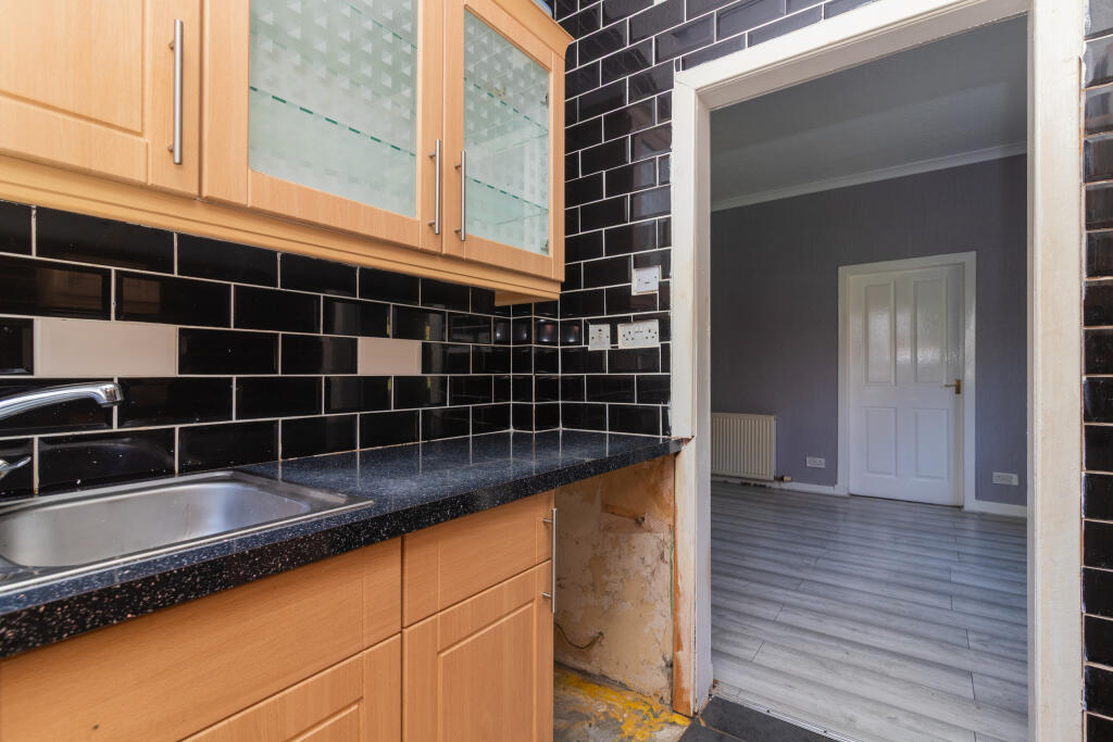 316 Gladsmuir rd Hillington Glasgow G52 2LQ L-19