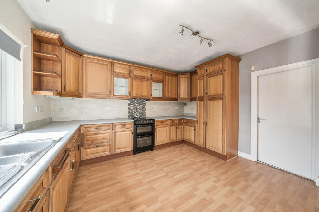 1310700-8-684c374...