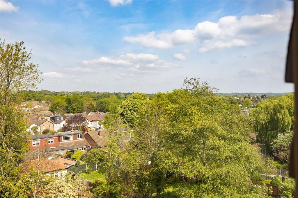 30B Blackacre Road Theydon Bois, Essex, CM16 7LU (