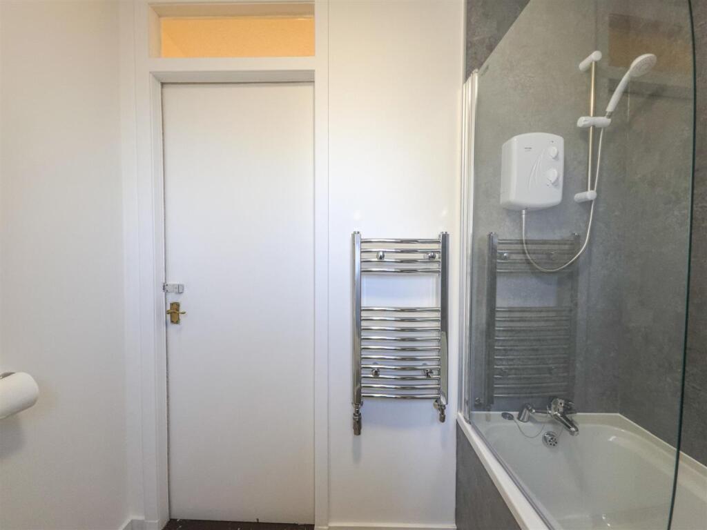 18 - Bathroom 4.jpeg