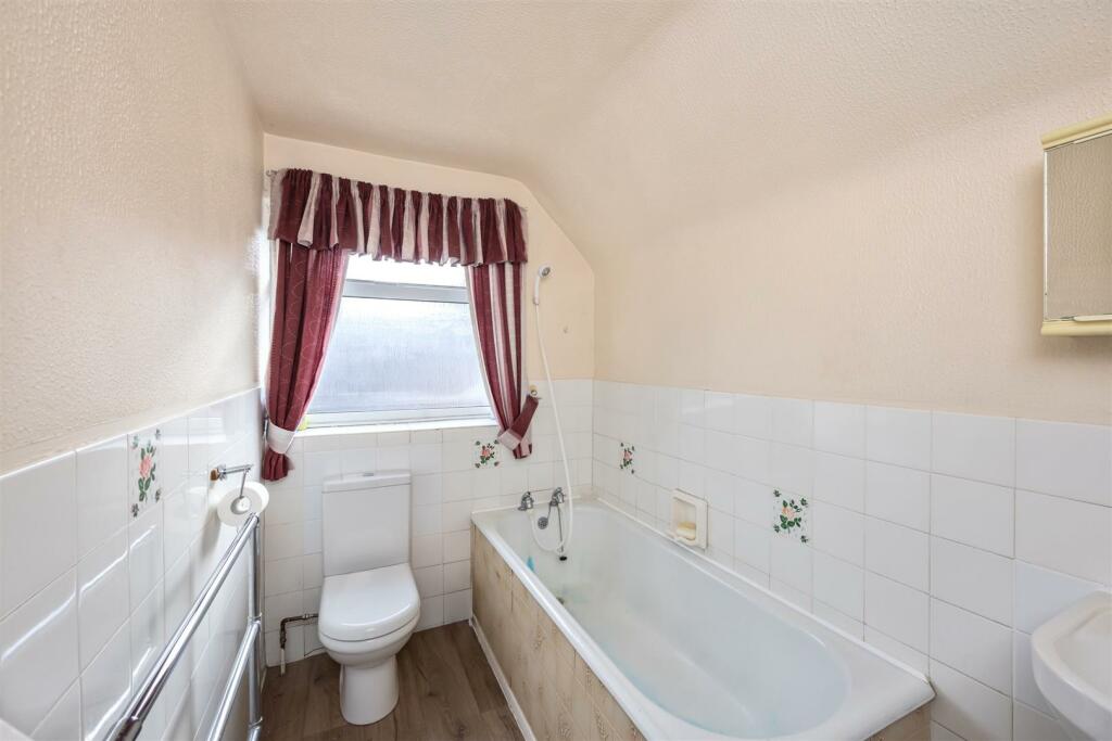 St Helens Crescent 12 BATHROOM.jpeg