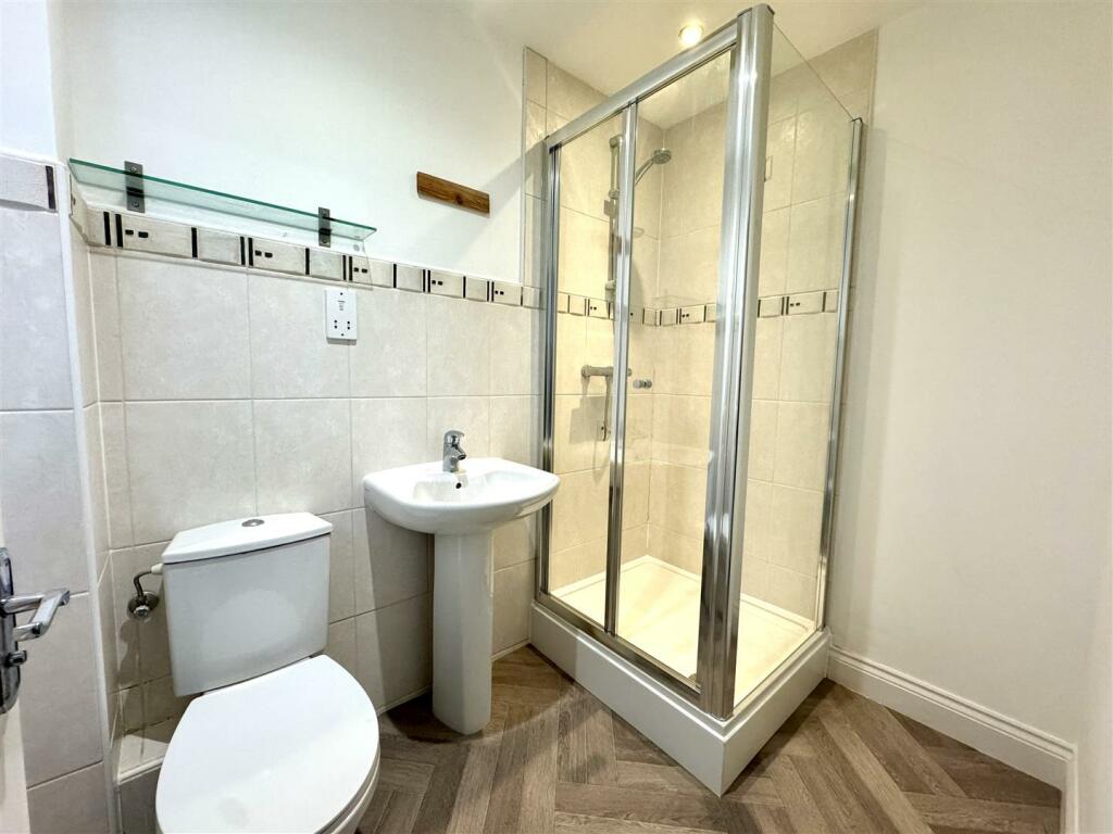EN-SUITE SHOWER ROOM