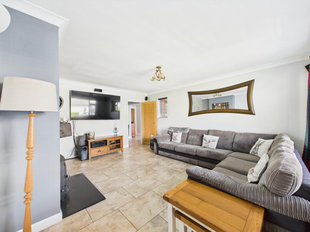 CAM02909G0-PR0386-STILL004