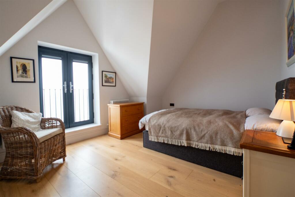 Bedroom 1.jpg