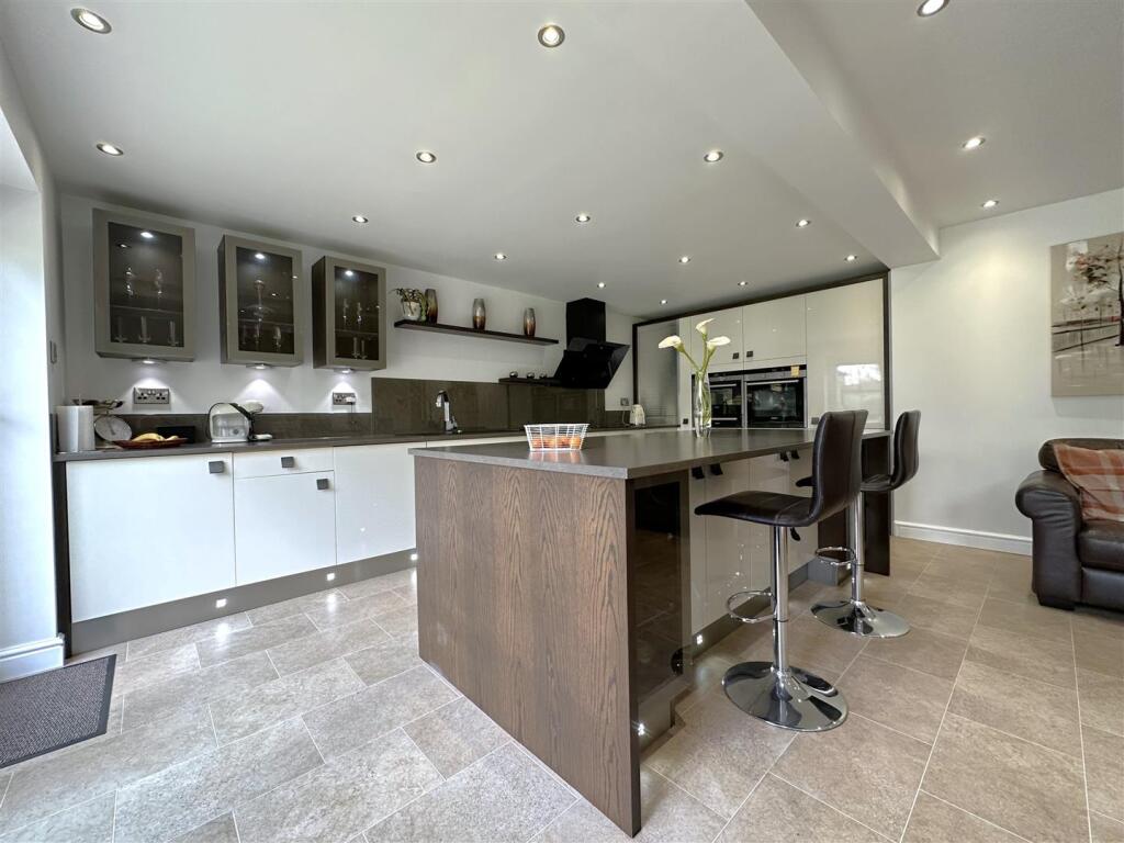 Stunning High Specification Kitchen 587