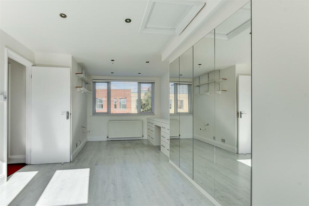 Master Bedroom (2)