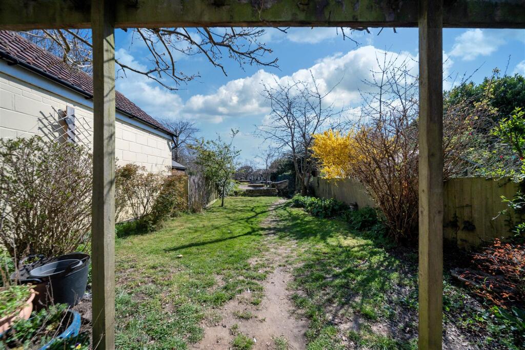 294 Sidegate Lane-12.jpg