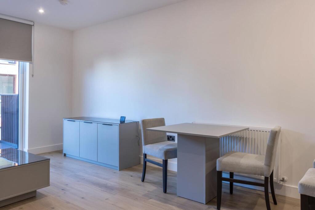Lounge/Dining Area