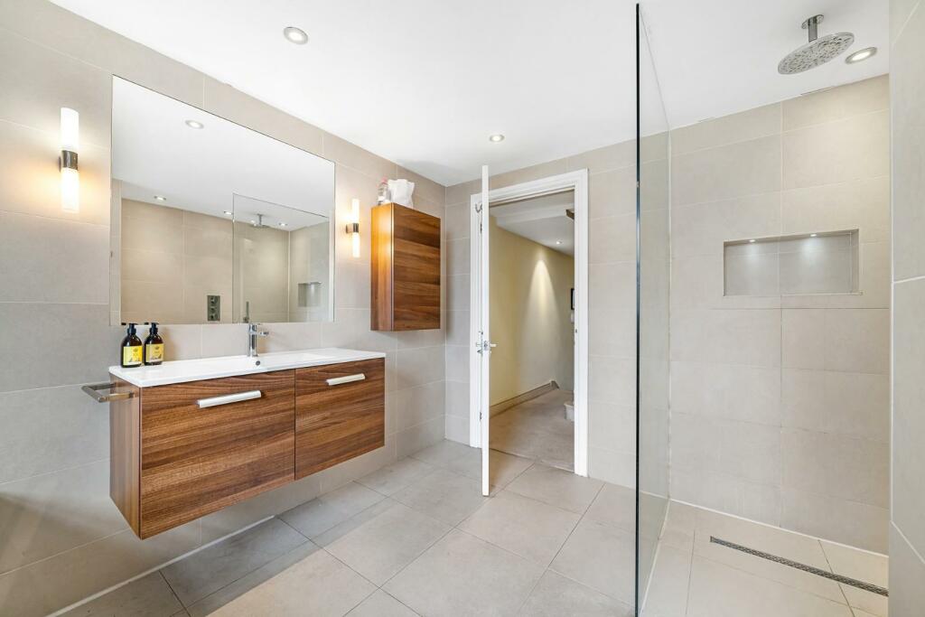 Bathroom (2).jpg