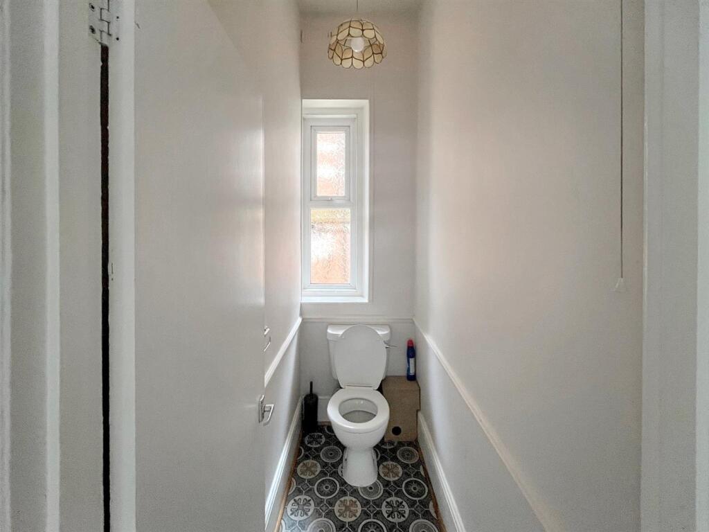 Toilet.jpg