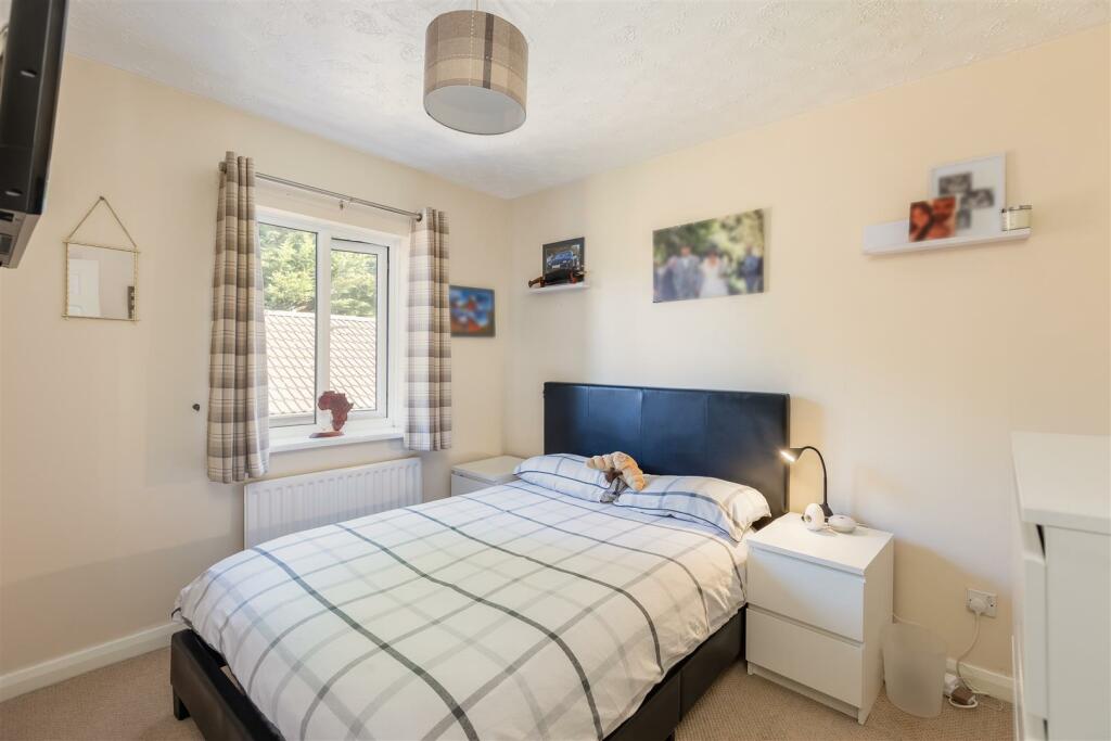 Pickwick Close 19 Bedroom 1-1.jpg