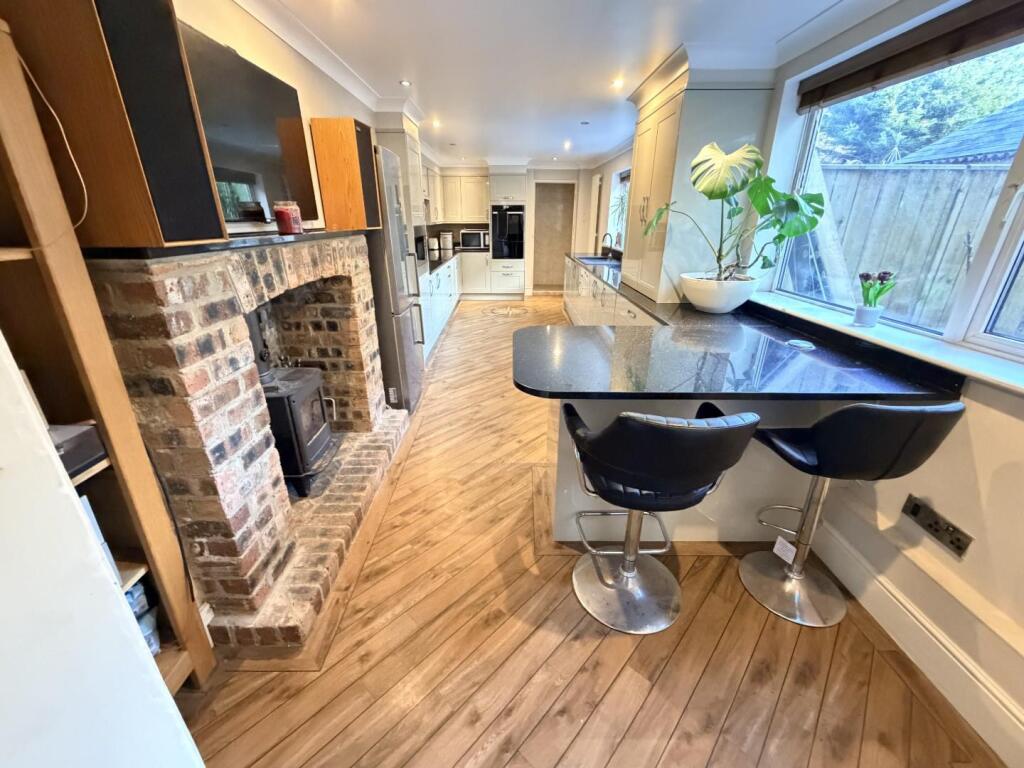 KITCHEN/BREAKFAST ROOM