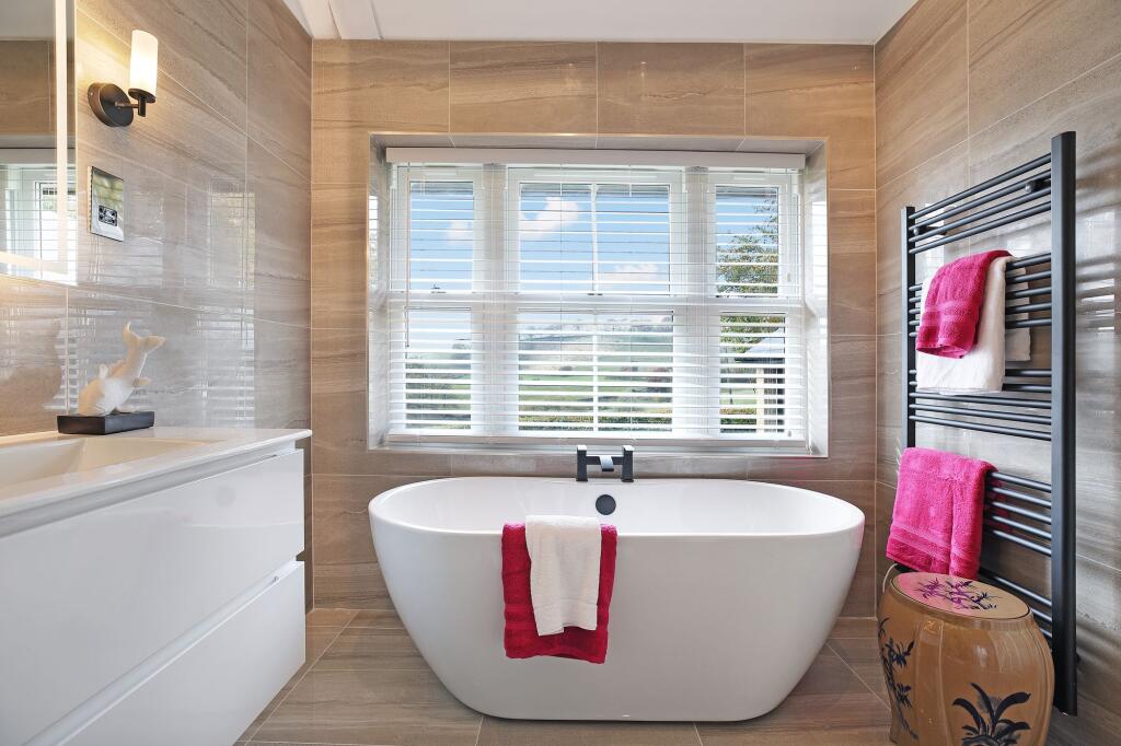 Principal En-Suite Bathroom