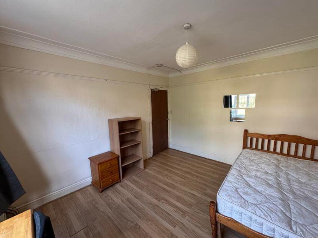 A bright and spacious double bedroom, perfect f...