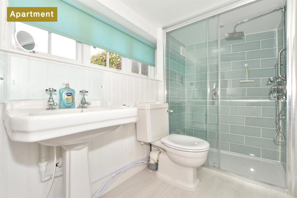 Apartment Shower Room