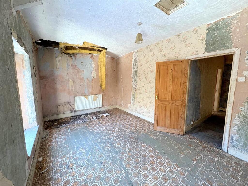 Bedroom 1a.jpg