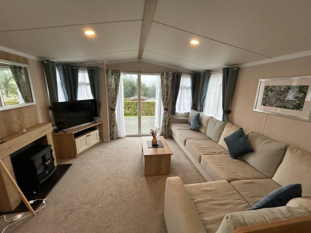 Lounge 2.jpg
