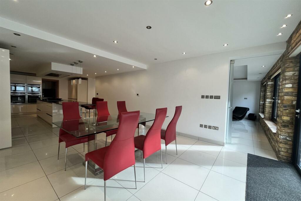 KITCHEN/DINER 2: