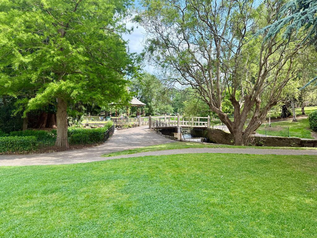 Gheluvet Park - excellent space is close