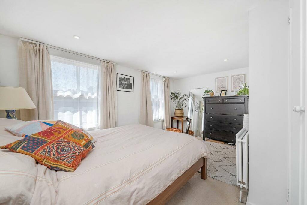 Bedroom 1 (2).JPG
