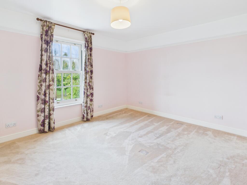 CAM02519G0-PR0349-STILL021