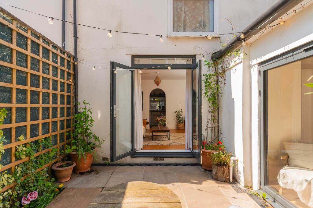 1S5L1CM - External E.jpg