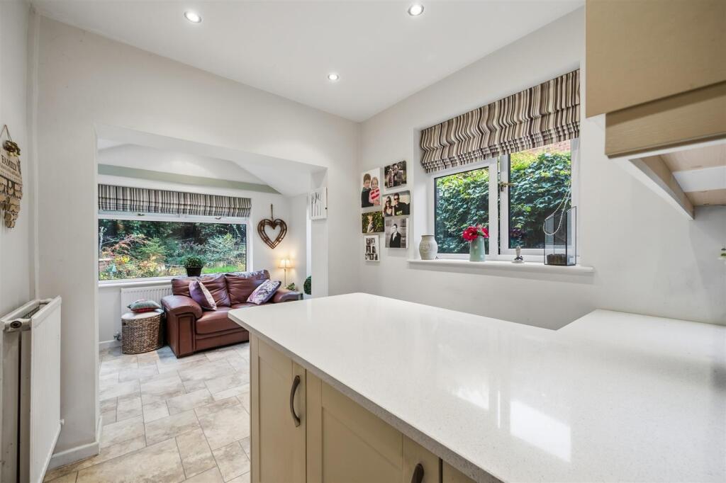 Breakfast bar and seating area.jpg