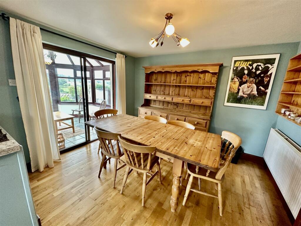 DINING/FAMILY AREA