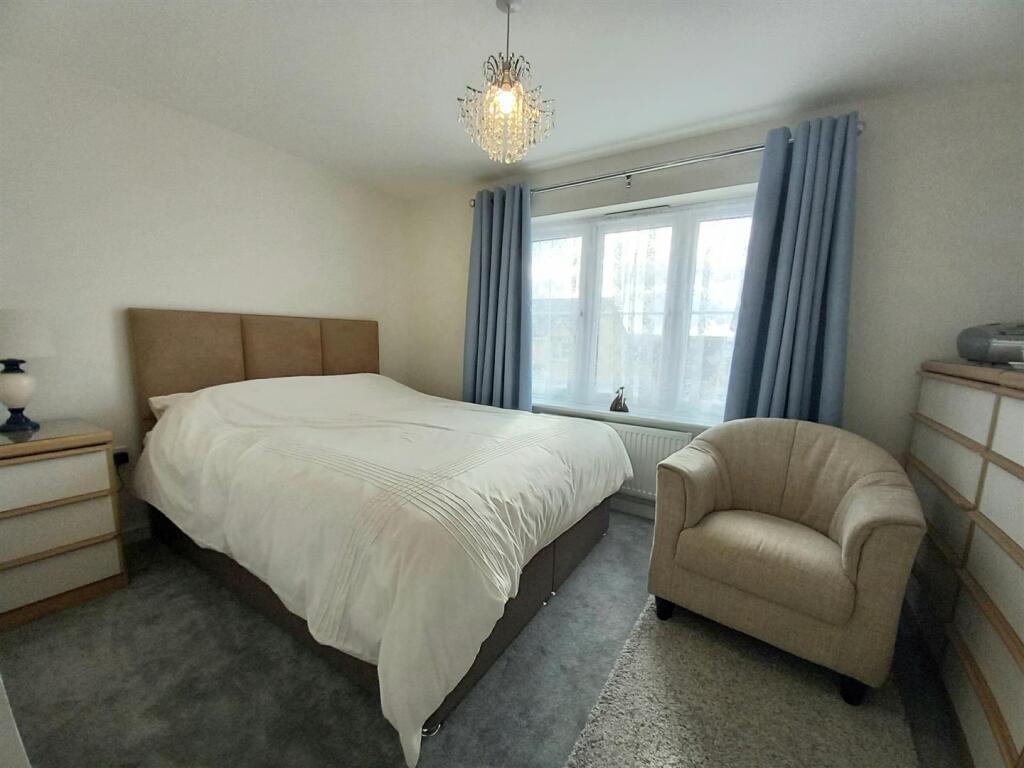 1 Curlew Drive Bed 2.jpg