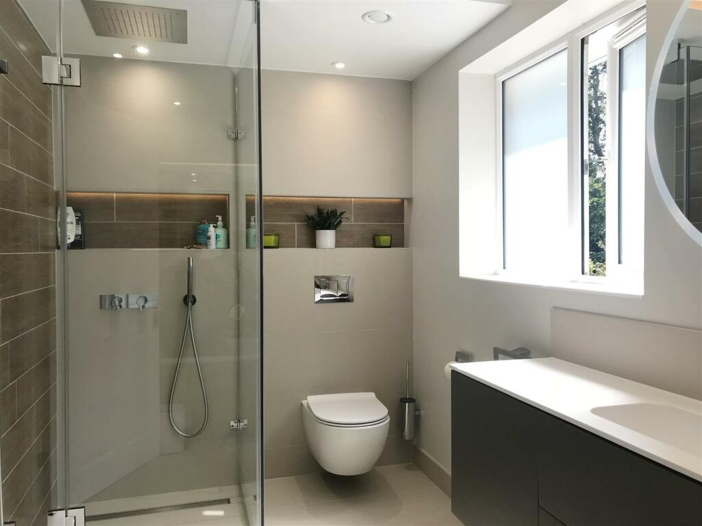 Bathroom 1a.JPG