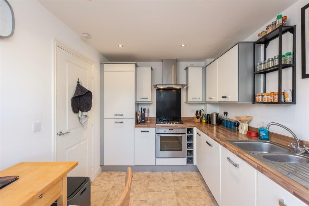 Fletton_Road_83_Kitchen-3[1].jpg