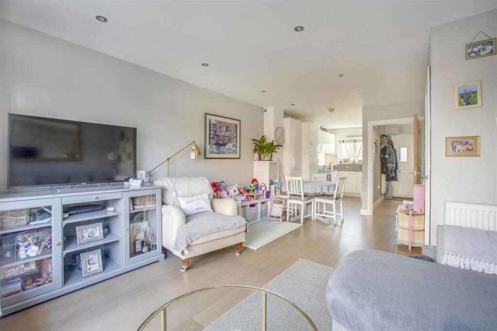 1 Greenwich Drive, HP11 1GT-9.jpg