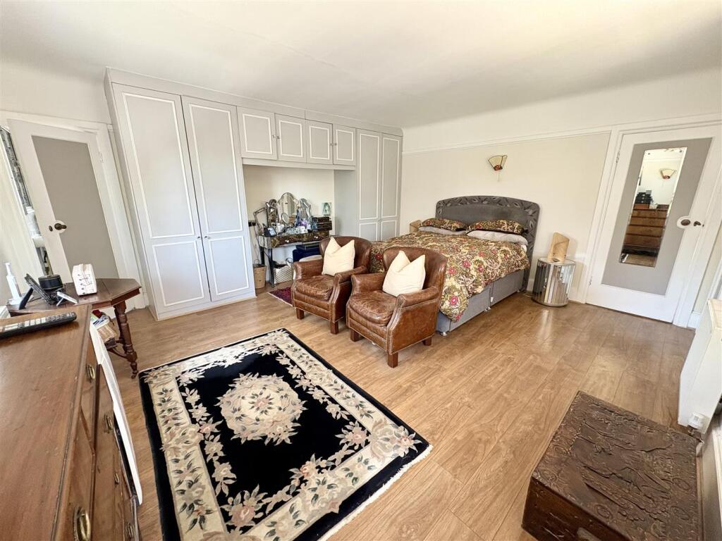 7. bed1b.jpg