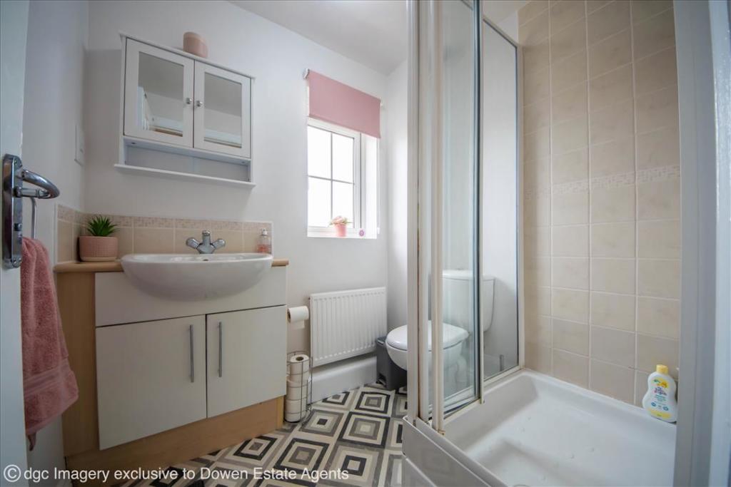EN-SUITE SHOWER ROOM