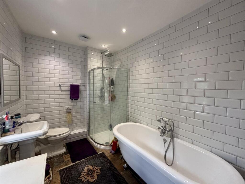 Main bathroom.jpg