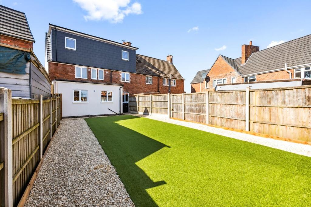 Spacious and well-maintained garden area, perfe...