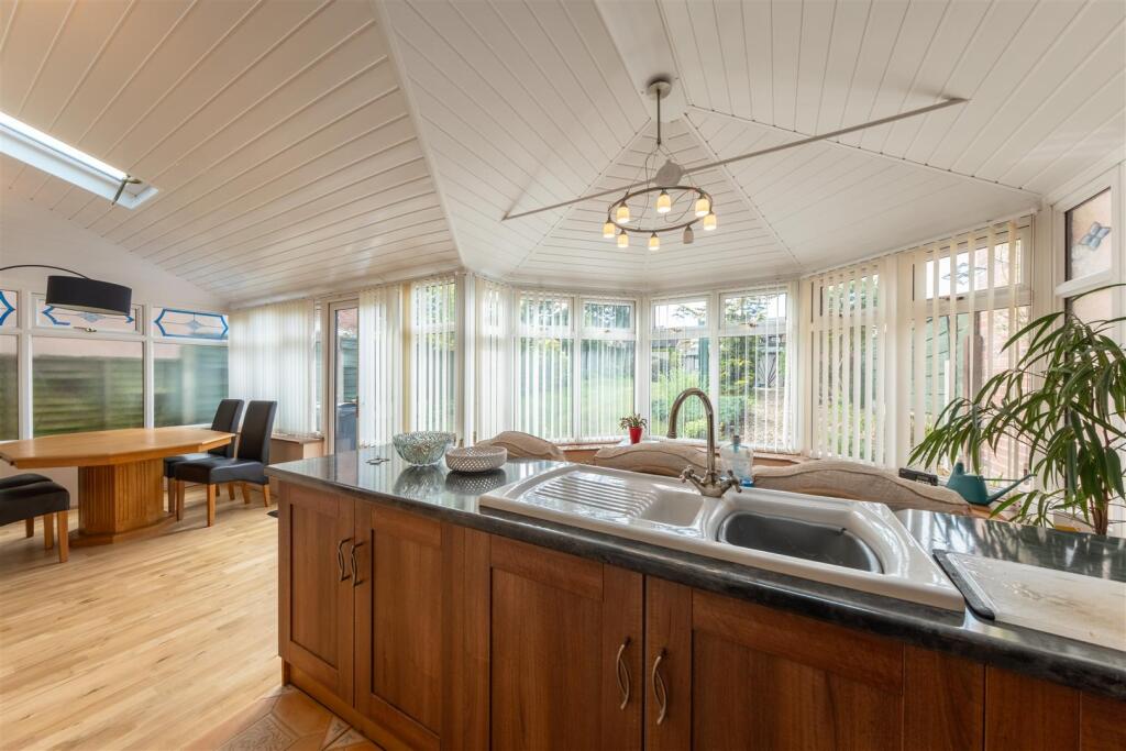 10 Meadow Close-001.jpg