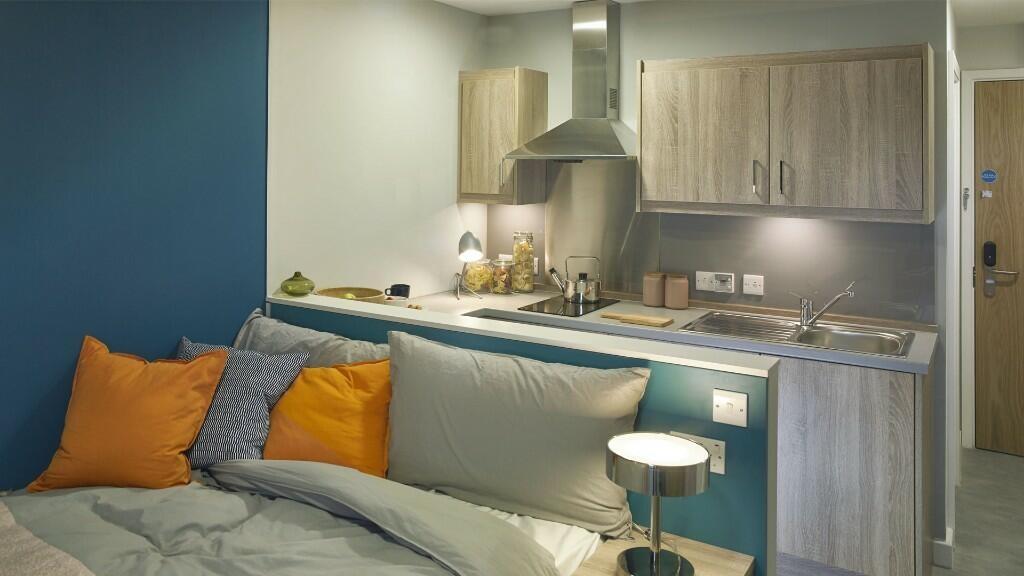 A well-kept and modern studio apartment featuri...