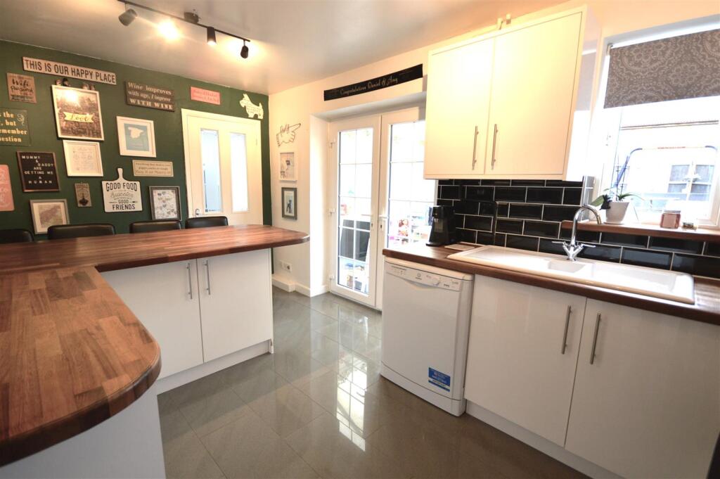 KITCHEN/BREAKFAST ROOM