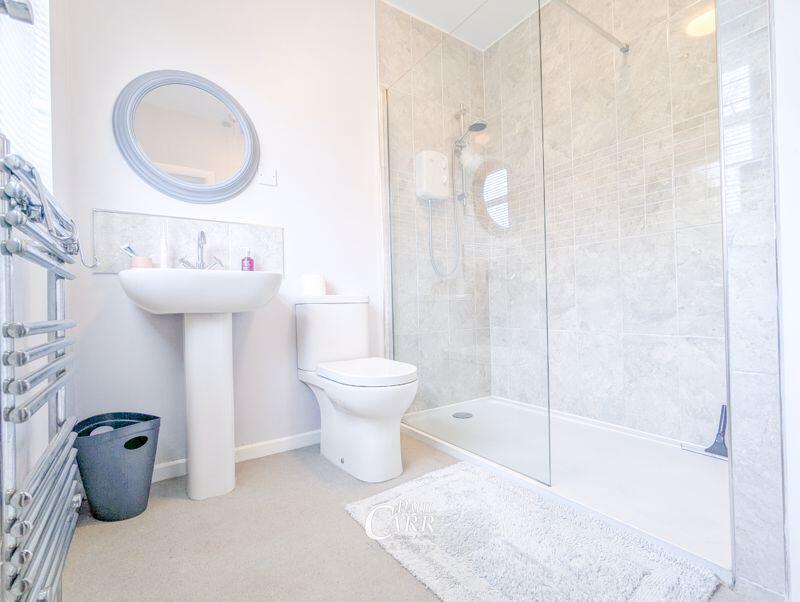 Master En-Suite Bathroom