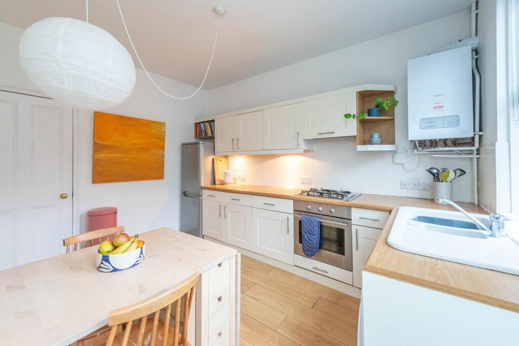 SITTING ROOM AND DINING FITTED KITCHEN