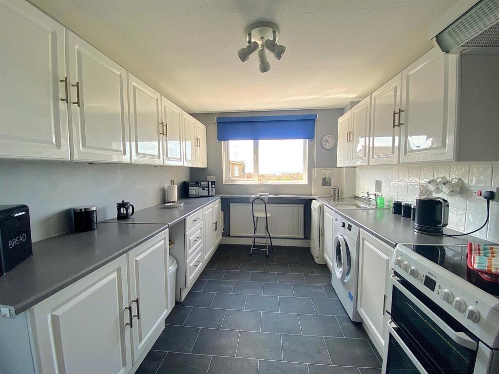 6 Highgrove - Kitchen1.jpg