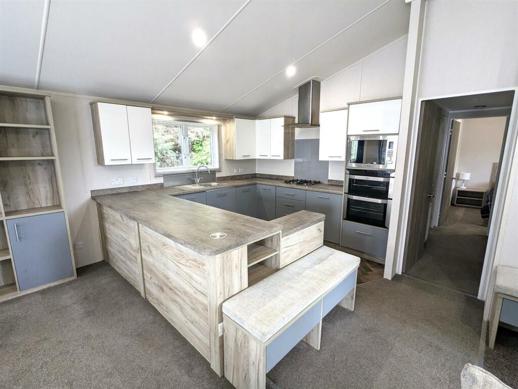 Kitchen 2.jpg