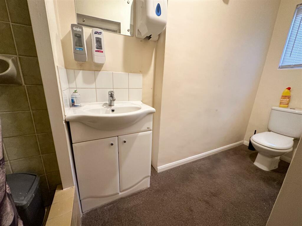 EN-SUITE STAFF SHOWER ROOM